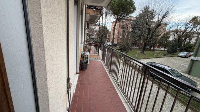 In esclusiva proponiamo un ampio appartamento quadrilocale di circa 120 mq situato al primo piano...