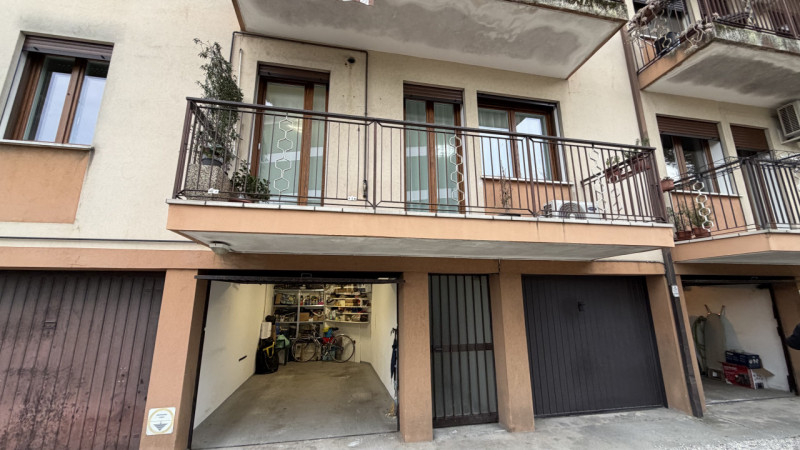 In esclusiva proponiamo un ampio appartamento quadrilocale di circa 120 mq situato al primo piano...