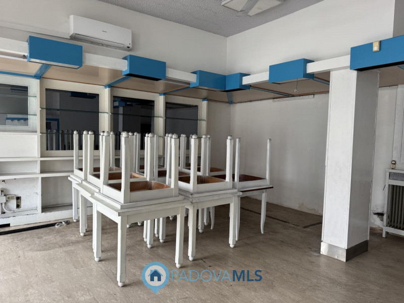 Immobile in esclusiva al Gruppo Padova MLS

Opportunità! Interessante negozio fronte strada predi...