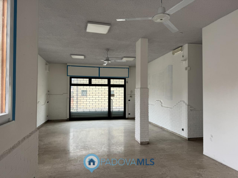 Immobile in esclusiva al Gruppo Padova MLS

Opportunità! Interessante negozio fronte strada predi...