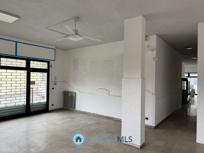 Immobile in esclusiva al Gruppo Padova MLS

Opportunità! Interessante negozio fronte strada predi...