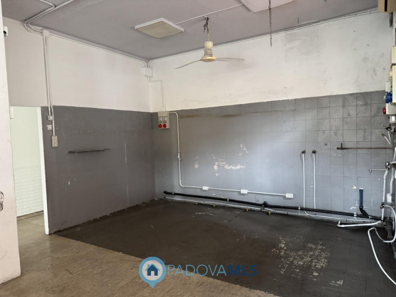 Immobile in esclusiva al Gruppo Padova MLS

Opportunità! Interessante negozio fronte strada predi...