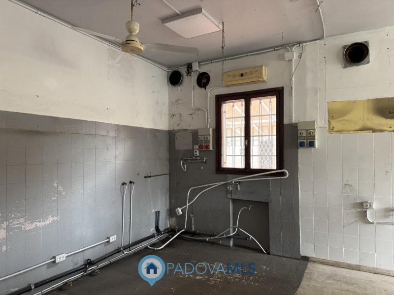 Immobile in esclusiva al Gruppo Padova MLS

Opportunità! Interessante negozio fronte strada predi...