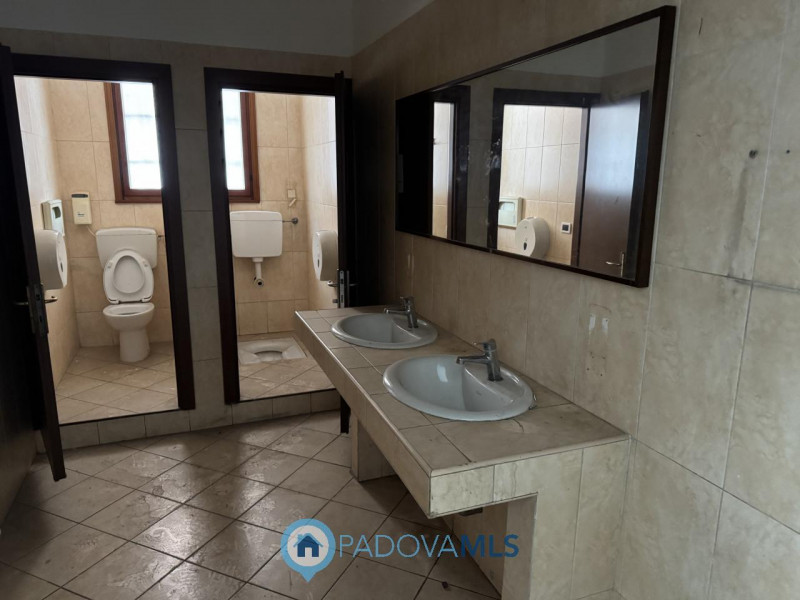 Immobile in esclusiva al Gruppo Padova MLS

Opportunità! Interessante negozio fronte strada predi...