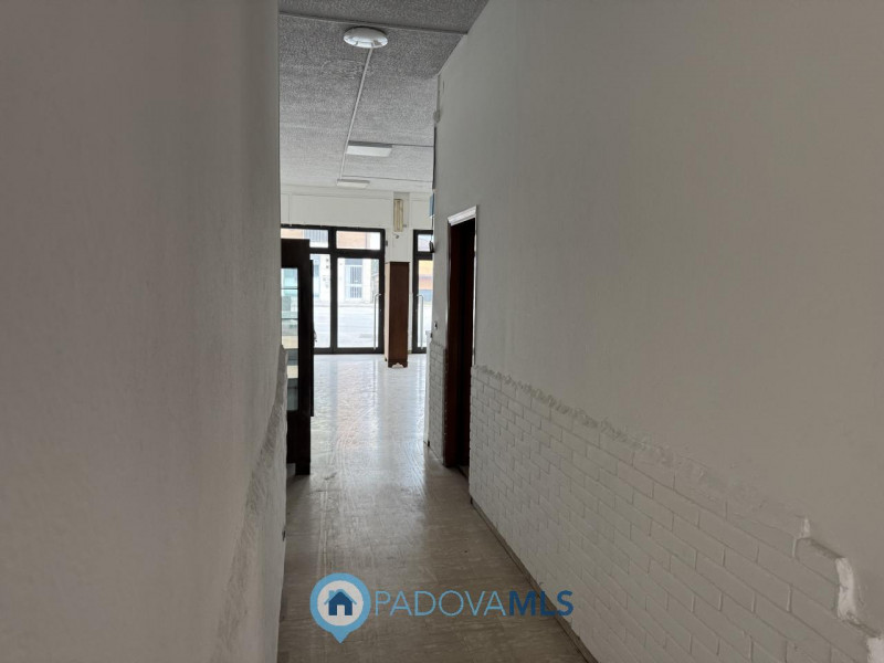 Immobile in esclusiva al Gruppo Padova MLS

Opportunità! Interessante negozio fronte strada predi...