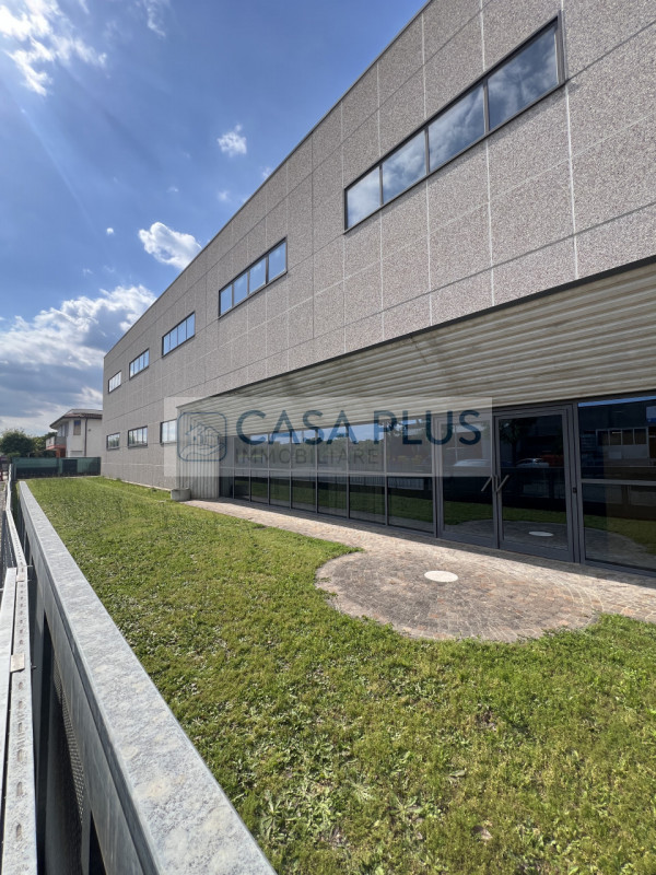 NOSTRA ESCLUSIVA - 
Capannone Artigianale-Commerciale di 2.700 mq – Ottima Viabilità e Funzionali...