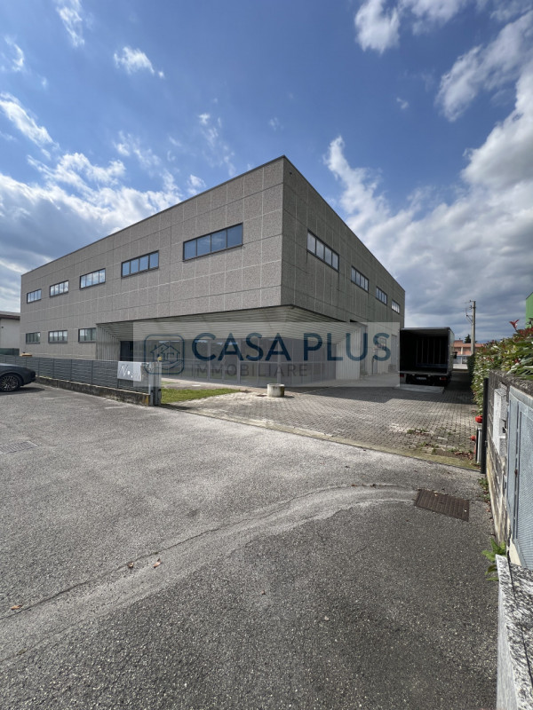 NOSTRA ESCLUSIVA - 
Capannone Artigianale-Commerciale di 2.700 mq – Ottima Viabilità e Funzionali...