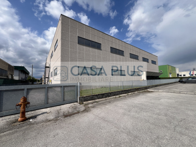 NOSTRA ESCLUSIVA - 
Capannone Artigianale-Commerciale di 2.700 mq – Ottima Viabilità e Funzionali...