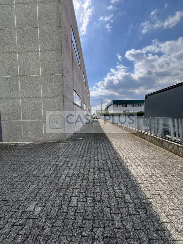 NOSTRA ESCLUSIVA - 
Capannone Artigianale-Commerciale di 2.700 mq – Ottima Viabilità e Funzionali...