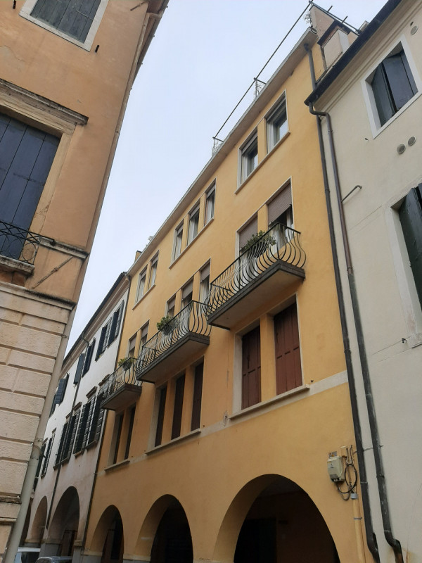 Vicinanze Piazza Capitaniato proponiamo prestigioso appartamento di mq.250 al secondo piano su tr...