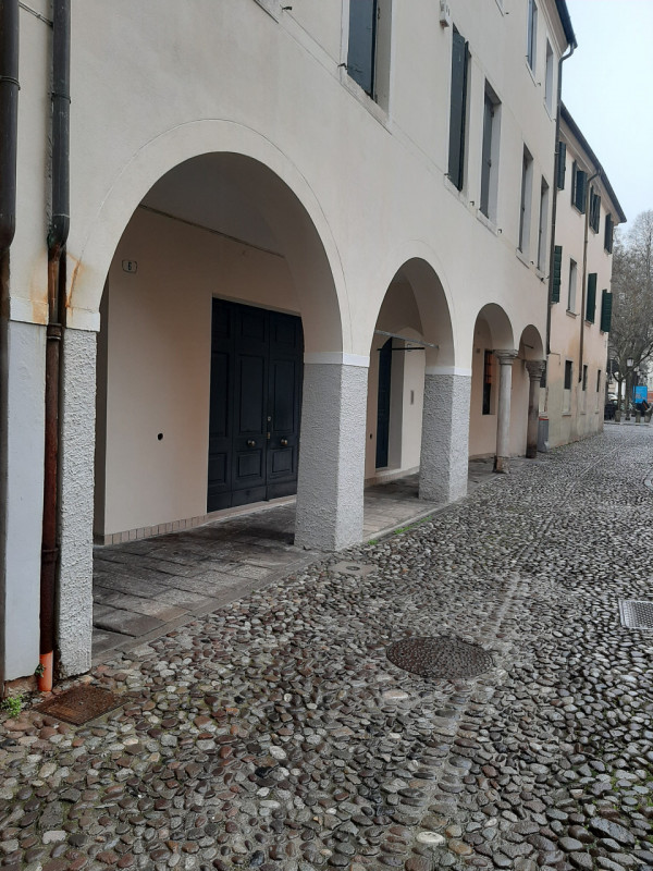 Vicinanze Piazza Capitaniato proponiamo prestigioso appartamento di mq.250 al secondo piano su tr...