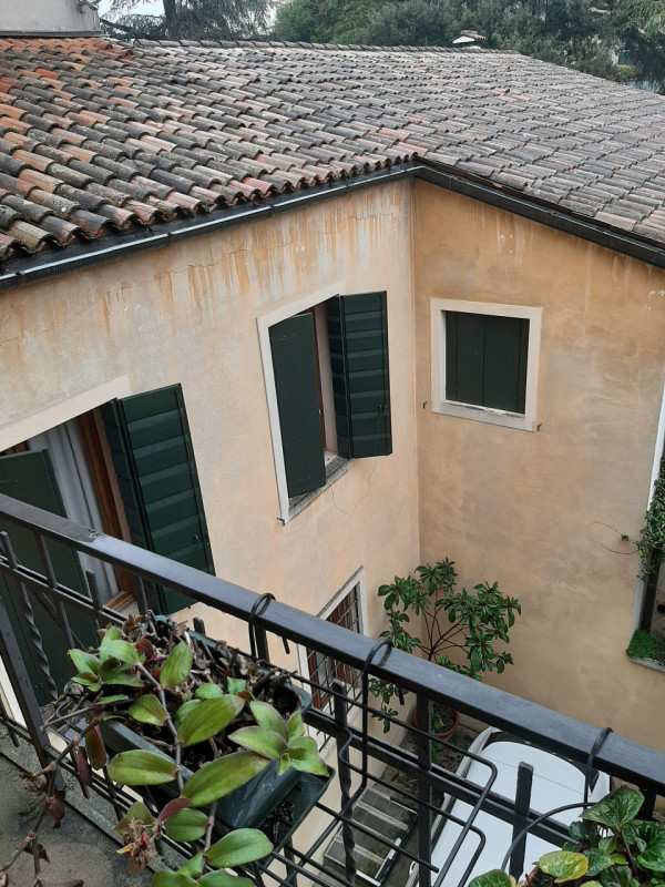 Vicinanze Piazza Capitaniato proponiamo prestigioso appartamento di mq.250 al secondo piano su tr...