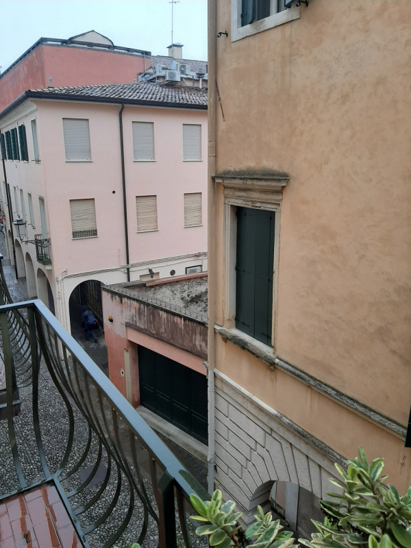 Vicinanze Piazza Capitaniato proponiamo prestigioso appartamento di mq.250 al secondo piano su tr...