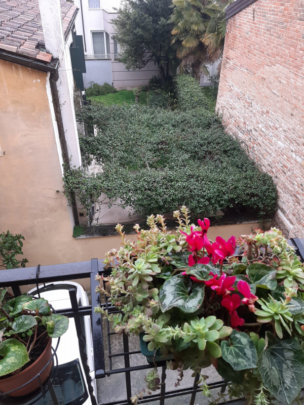 Vicinanze Piazza Capitaniato proponiamo prestigioso appartamento di mq.250 al secondo piano su tr...