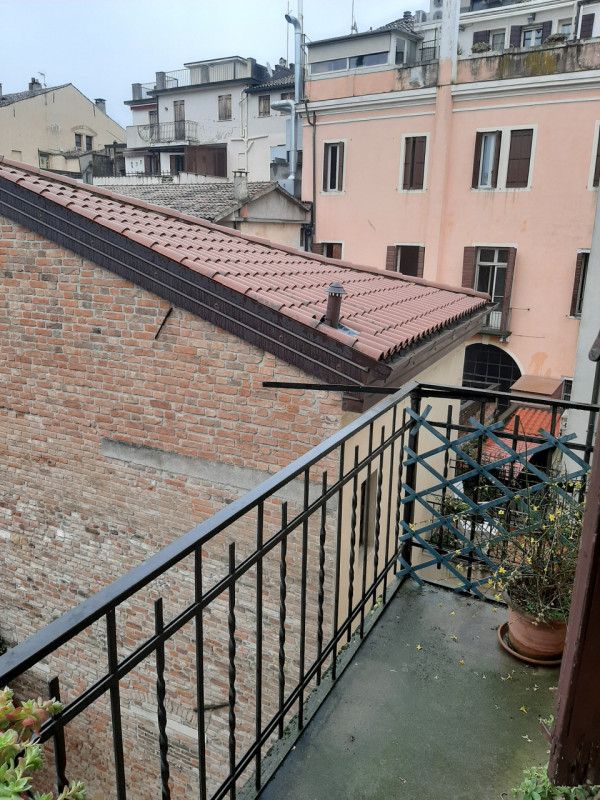 Vicinanze Piazza Capitaniato proponiamo prestigioso appartamento di mq.250 al secondo piano su tr...