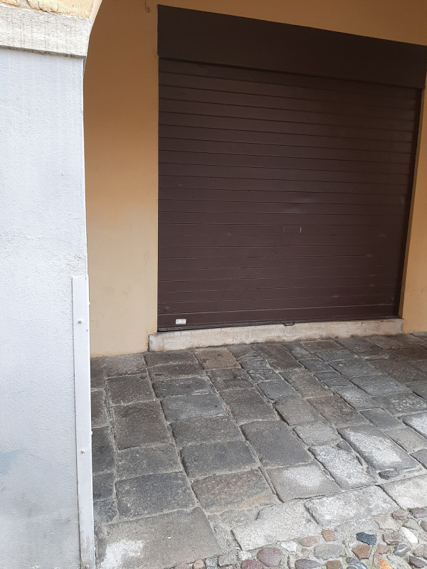 Vicinanze Piazza Capitaniato proponiamo prestigioso appartamento di mq.250 al secondo piano su tr...