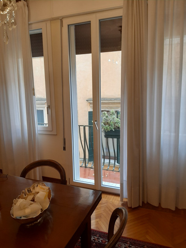 Vicinanze Piazza Capitaniato proponiamo prestigioso appartamento di mq.250 al secondo piano su tr...