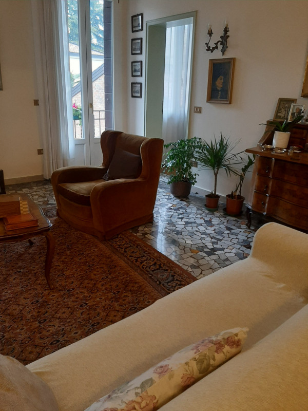 Vicinanze Piazza Capitaniato proponiamo prestigioso appartamento di mq.250 al secondo piano su tr...