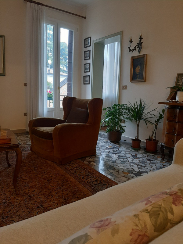 Vicinanze Piazza Capitaniato proponiamo prestigioso appartamento di mq.250 al secondo piano su tr...