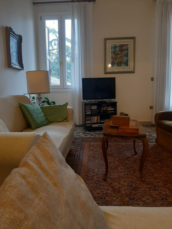 Vicinanze Piazza Capitaniato proponiamo prestigioso appartamento di mq.250 al secondo piano su tr...