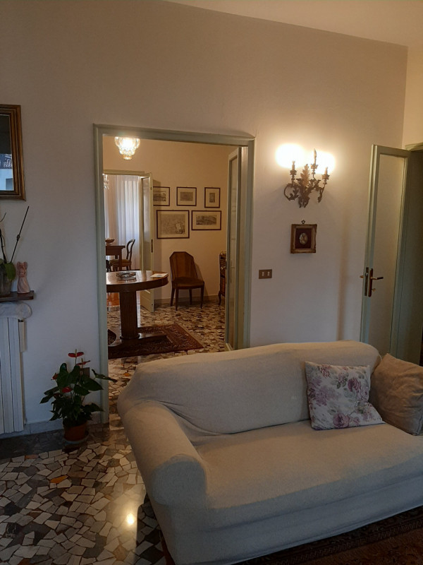 Vicinanze Piazza Capitaniato proponiamo prestigioso appartamento di mq.250 al secondo piano su tr...