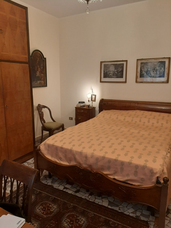 Vicinanze Piazza Capitaniato proponiamo prestigioso appartamento di mq.250 al secondo piano su tr...