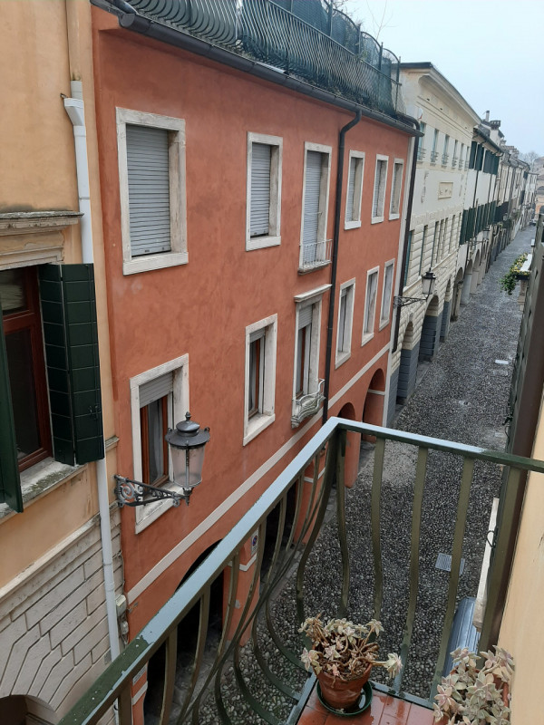 Vicinanze Piazza Capitaniato proponiamo prestigioso appartamento di mq.250 al secondo piano su tr...