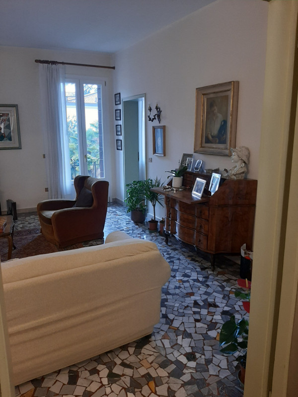 Vicinanze Piazza Capitaniato proponiamo prestigioso appartamento di mq.250 al secondo piano su tr...