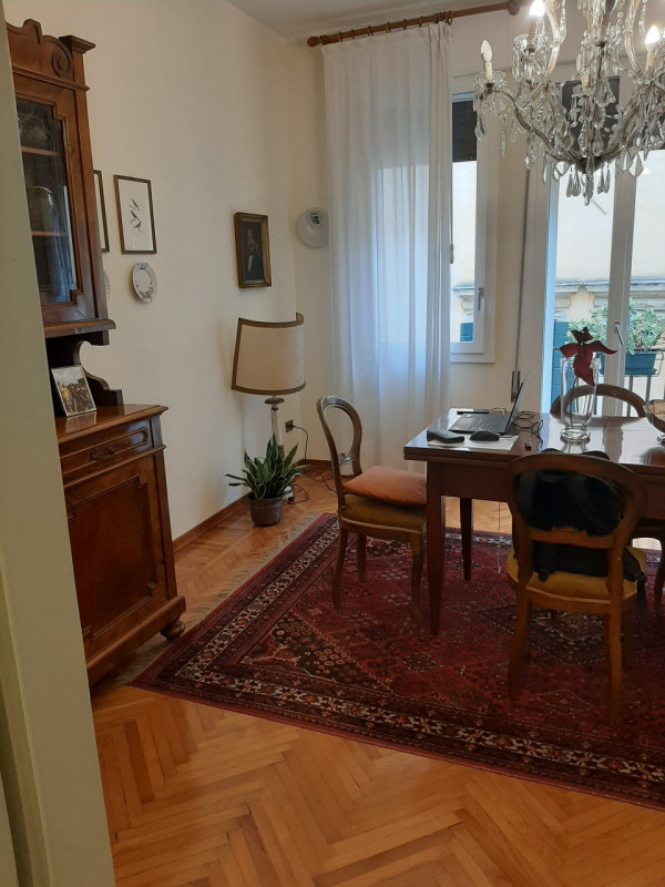 Vicinanze Piazza Capitaniato proponiamo prestigioso appartamento di mq.250 al secondo piano su tr...