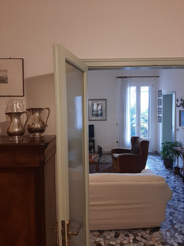 Vicinanze Piazza Capitaniato proponiamo prestigioso appartamento di mq.250 al secondo piano su tr...