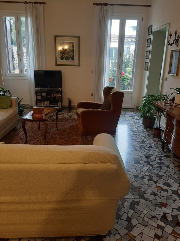 Vicinanze Piazza Capitaniato proponiamo prestigioso appartamento di mq.250 al secondo piano su tr...