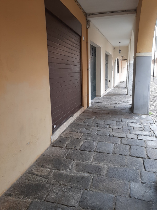 Vicinanze Piazza Capitaniato proponiamo prestigioso appartamento di mq.250 al secondo piano su tr...