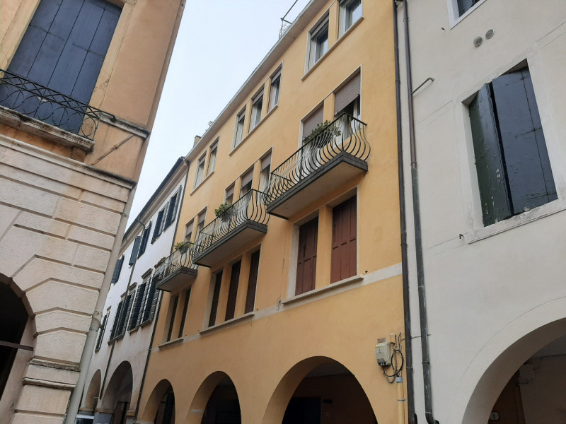 Vicinanze Piazza Capitaniato proponiamo prestigioso appartamento di mq.250 al secondo piano su tr...