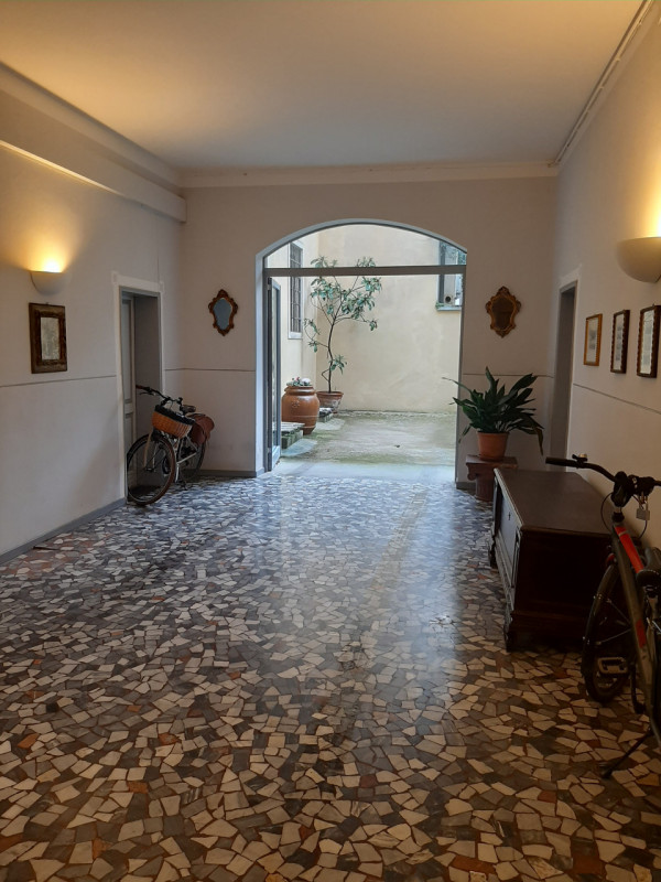 Vicinanze Piazza Capitaniato proponiamo prestigioso appartamento di mq.250 al secondo piano su tr...