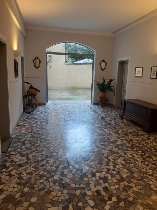 Vicinanze Piazza Capitaniato proponiamo prestigioso appartamento di mq.250 al secondo piano su tr...