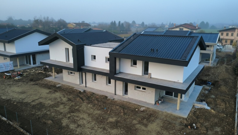 Se stai cercando una casa nuova con un grande giardino privato, questa bifamiliare ad Albignasego...