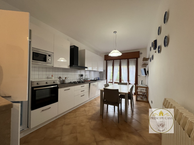 A pochi passi dal centro e comodo ai servizi, proponiamo in affitto appartamento dalle ampie metr...