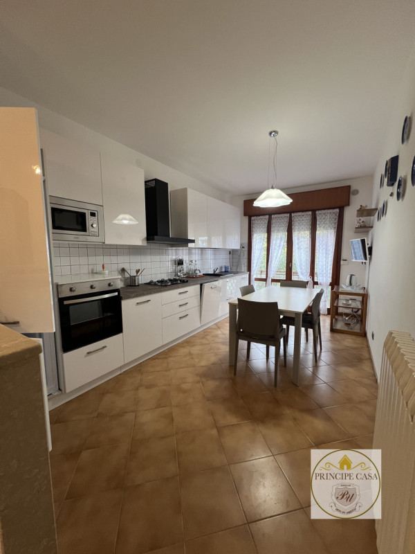 A pochi passi dal centro e comodo ai servizi, proponiamo in affitto appartamento dalle ampie metr...