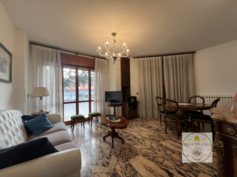 A pochi passi dal centro e comodo ai servizi, proponiamo in affitto appartamento dalle ampie metr...