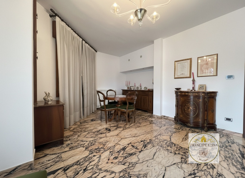 A pochi passi dal centro e comodo ai servizi, proponiamo in affitto appartamento dalle ampie metr...