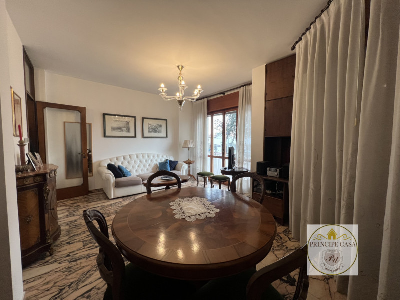 A pochi passi dal centro e comodo ai servizi, proponiamo in affitto appartamento dalle ampie metr...