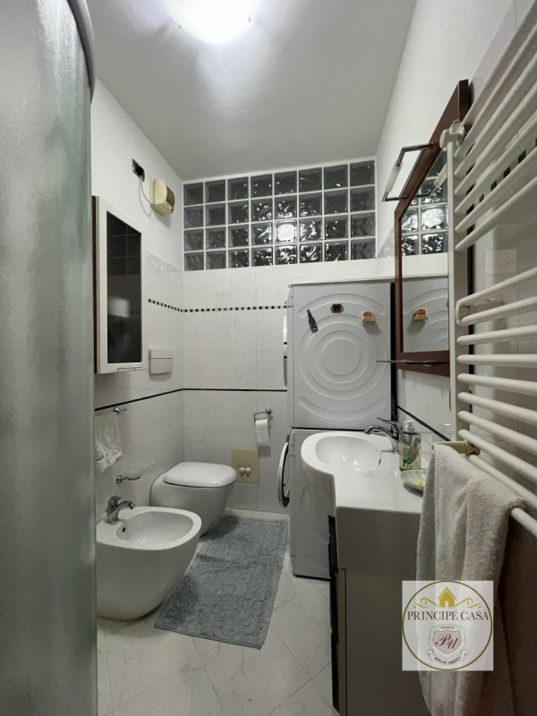 A pochi passi dal centro e comodo ai servizi, proponiamo in affitto appartamento dalle ampie metr...