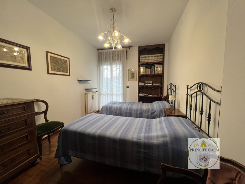 A pochi passi dal centro e comodo ai servizi, proponiamo in affitto appartamento dalle ampie metr...