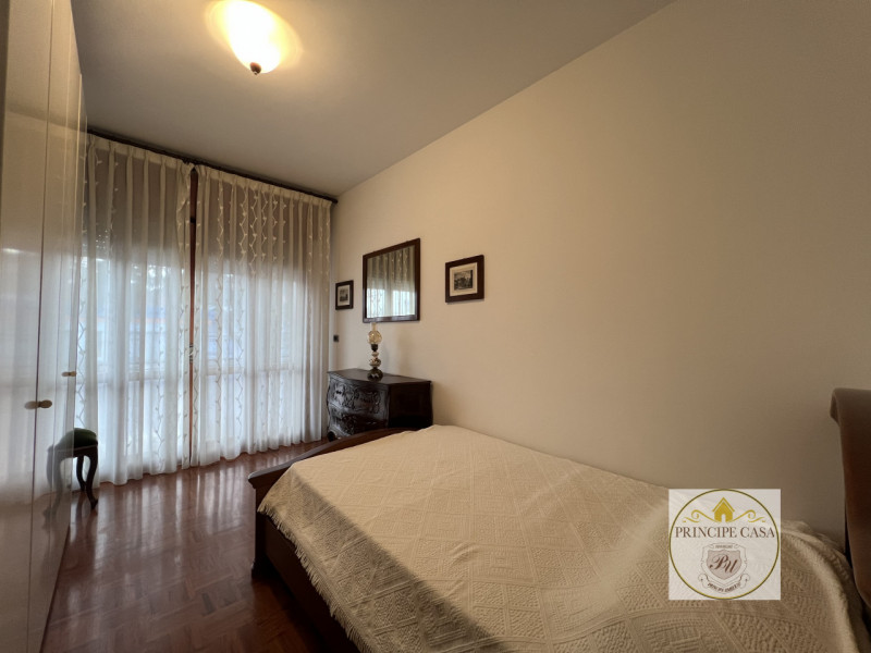 A pochi passi dal centro e comodo ai servizi, proponiamo in affitto appartamento dalle ampie metr...