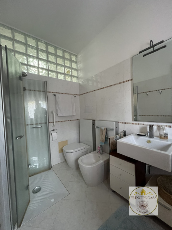 A pochi passi dal centro e comodo ai servizi, proponiamo in affitto appartamento dalle ampie metr...