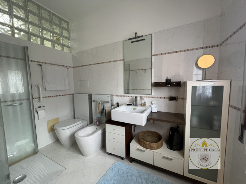 A pochi passi dal centro e comodo ai servizi, proponiamo in affitto appartamento dalle ampie metr...