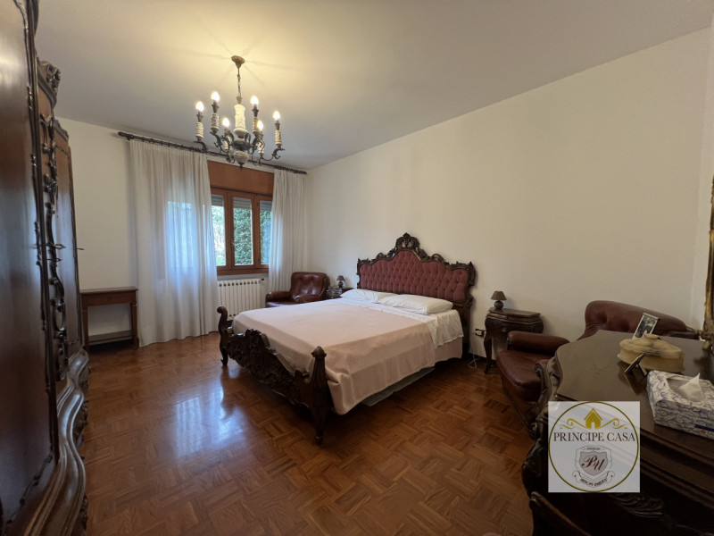 A pochi passi dal centro e comodo ai servizi, proponiamo in affitto appartamento dalle ampie metr...