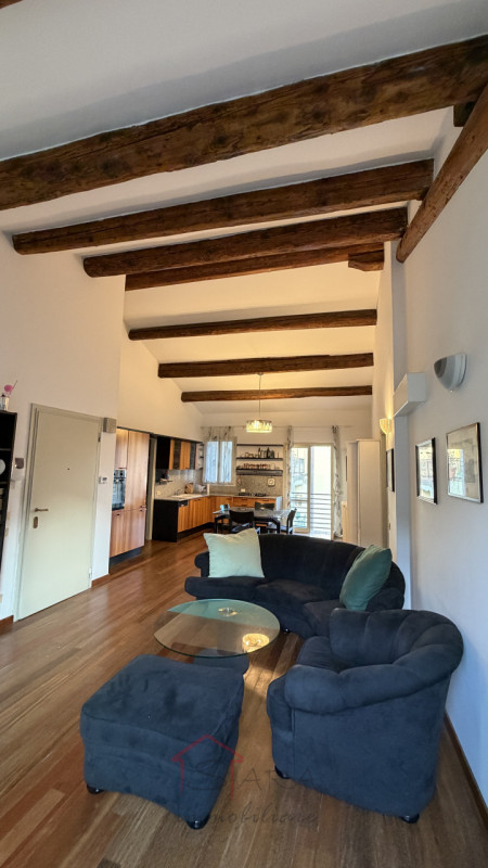 Sara Immobiliare è lieta di presentare un luminoso appartamento trilocale in affitto, situato nel...