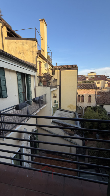 Sara Immobiliare è lieta di presentare un luminoso appartamento trilocale in affitto, situato nel...