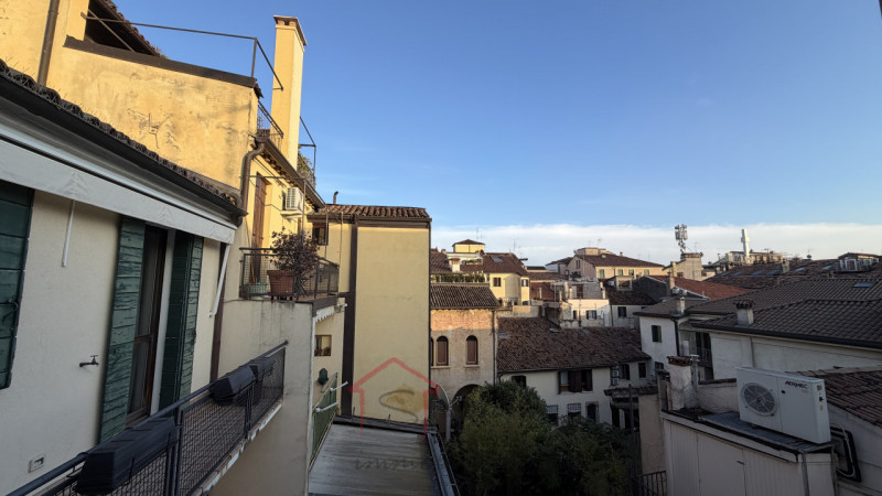 Sara Immobiliare è lieta di presentare un luminoso appartamento trilocale in affitto, situato nel...